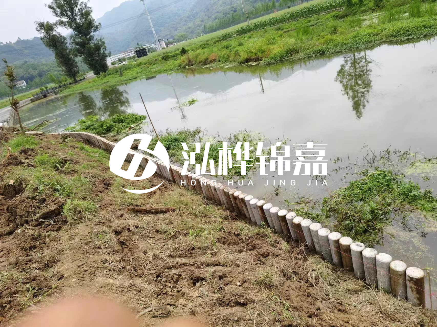 安順市挖機(jī)打木樁專業(yè)施工-河道水泥樁護(hù)坡多少錢一米？